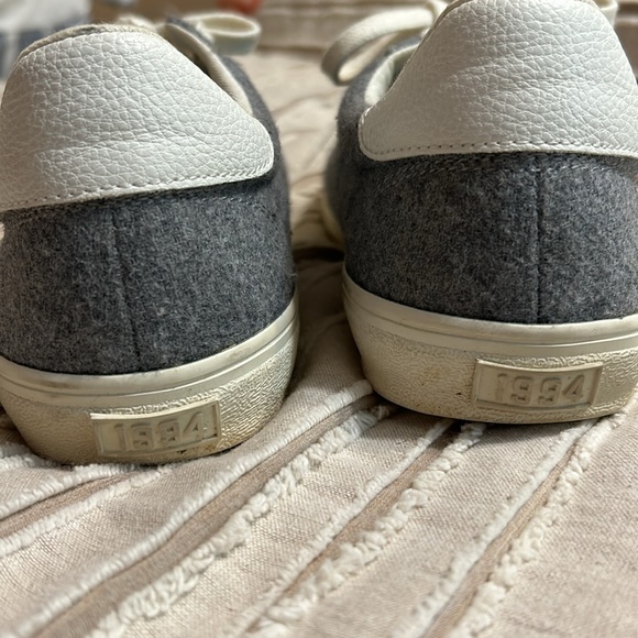 Grey soft brushed felt low top sneakers from Old Navy. Size 8. - Picture 5 of 8